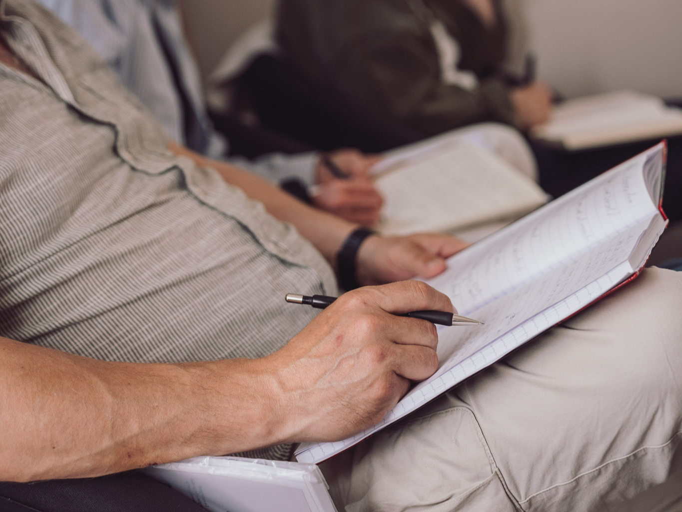 Undervisning på psykoterapeutuddannelsen med fokus på personlig udvikling, gruppedynamik, terapeutiske metoder og faglig refleksion på Tobias-Skolen.
