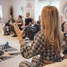 Gruppeundervisning på psykoterapeutuddannelsen med fokus på personlig udvikling, terapeutiske metoder, fællesskab og faglig refleksion.