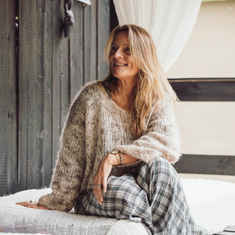 Person i rolig, nærværende kropsøvelse ved en udendørs pool – illustrerer grounding, selvkontakt og personlig udvikling som en del af Tobias‑Skolens psykoterapeutuddannelse, kurser og efteruddannelser.