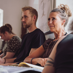 Undervisning på psykoterapeutuddannelsen med fokus på selvindsigt, terapeutiske metoder og personlig udvikling gennem dialog og refleksion på Tobias-Skolen.