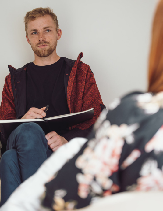 Praktisk træning på psykoterapeutuddannelsen, hvor studerende udvikler terapeutiske samtalefærdigheder, selvindsigt og professionelt nærvær.