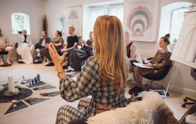 Undervisning på psykoterapeutuddannelsen med fokus på personlig udvikling, gruppedynamik, terapeutiske metoder og faglig refleksion på Tobias-Skolen.