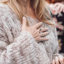 Person med hånden på brystet i en rolig, mindful øvelse – stemningsbillede der illustrerer nærvær, selvkontakt og den kropsorienterede tilgang på Tobias‑Skolens psykoterapeutuddannelse, kurser og efteruddannelser.