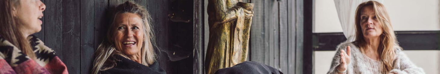 Personer i nærværende samtale i varme, rolige omgivelser – stemningsbillede der viser tryghed, fordybelse og relationsarbejde som en del af Tobias‑Skolens psykoterapeutuddannelse, kurser og efteruddannelser.