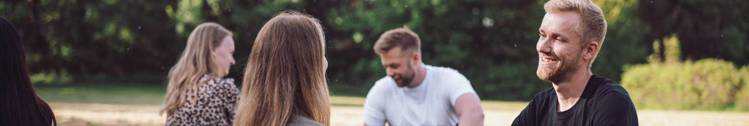 Personer i nærværende samtale i varme, rolige omgivelser – stemningsbillede der viser tryghed, fordybelse og relationsarbejde som en del af Tobias‑Skolens psykoterapeutuddannelse, kurser og efteruddannelser.